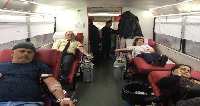 Sağlık çalışanları kan bağışında bulundu