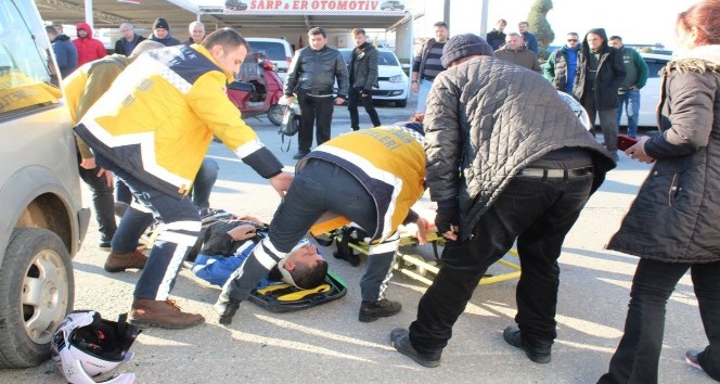 Ayvalık’ta panelvan ile servis motosikleti çarpıştı: 1 ağır yaralı
