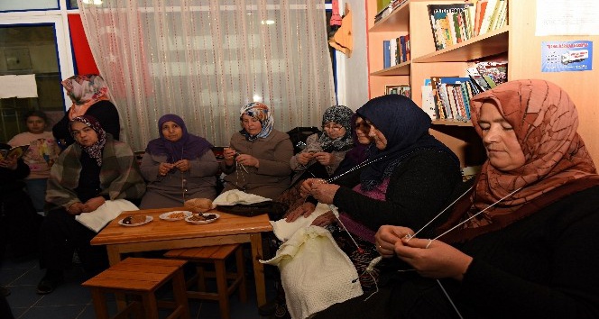 Tokatlı kadınlar Mehmetçik için içlik örüyor