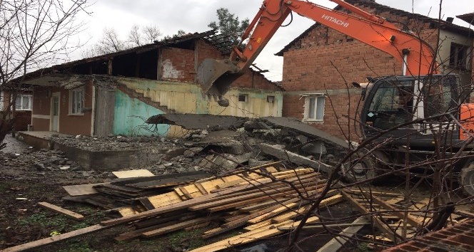 Tespit edilen kaçak bina belediye tarafından yıkıldı