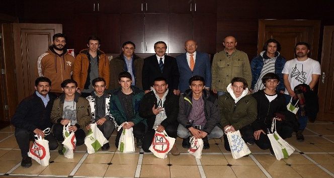 Şampiyonluk kupasını Başkan Ataç’a hediye ettiler