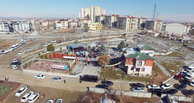 Şehitlerin adını taşıyan gençlik merkezi ve parkın açılışını Bakan Tüfenkci yaptı