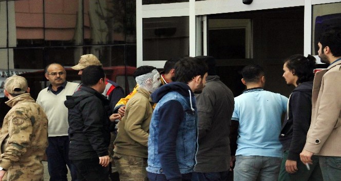 Afrin’de çatışmalarda yaralanan 3’ü Türk askeri 5 kişi Kilis’e getirildi