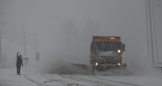 Yoğun kar, Samsun-Ankara yolunu trafiğe kapattı