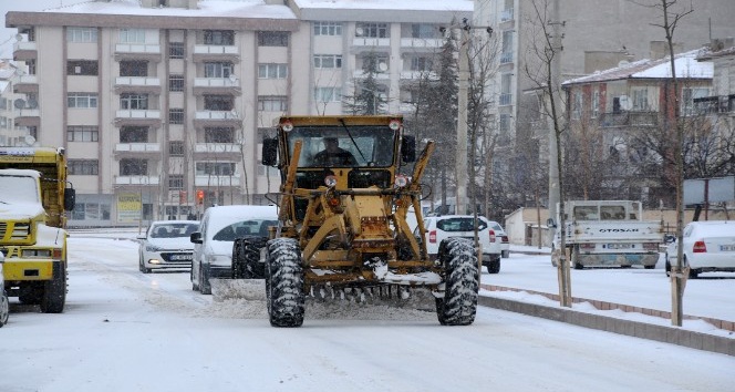 Kırşehir Belediyesi kar temizleme çalışmalarını sürdürüyor