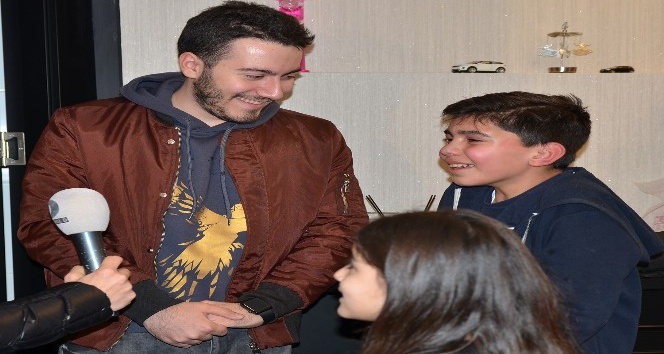 Youtuber Enes Batur’a küçük hayranlarından yoğun ilgi