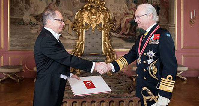 Stockholm Büyükelçisi Yunt, İsveç Kralı&#039;na güven mektubunu sundu