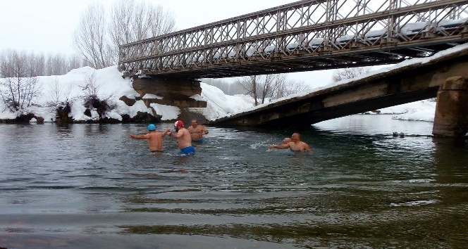 Kar altında Munzur’da yüzdüler