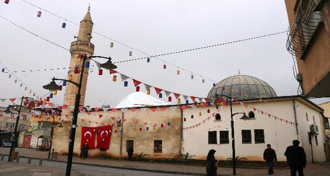 Bombalanan camide ezan susmadı