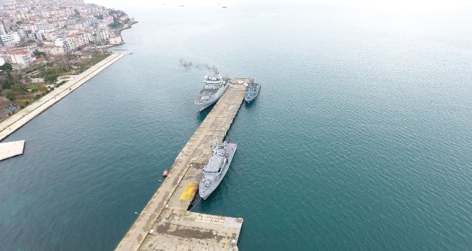 Üç savaş gemisi Sinop’a demirledi