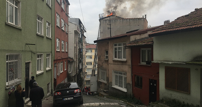 Beyoğlu’nda bir binanın çatısı alev alev yandı