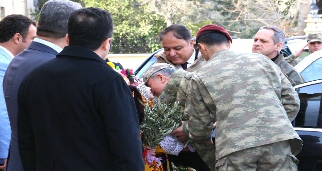 Genelkurmay Başkanı Hulusi Akar, Kilis’te zeytin dalları ile karşılandı