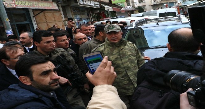 Genelkurmay Başkanı Akar, roketin düştüğü yerde incelemede bulundu