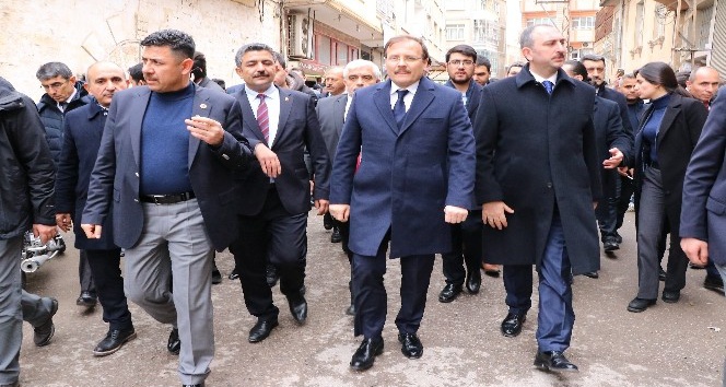 Başbakan Yardımcısı Hakan Çavuşoğlu, roketin düştüğü bölgede