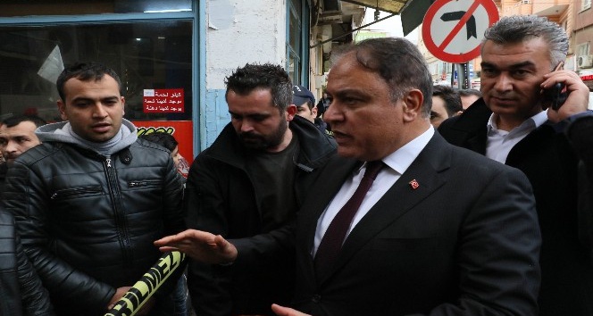 Kilis Valisi Tekinarslan, roketin düştüğü yerde inceleme yapıyor