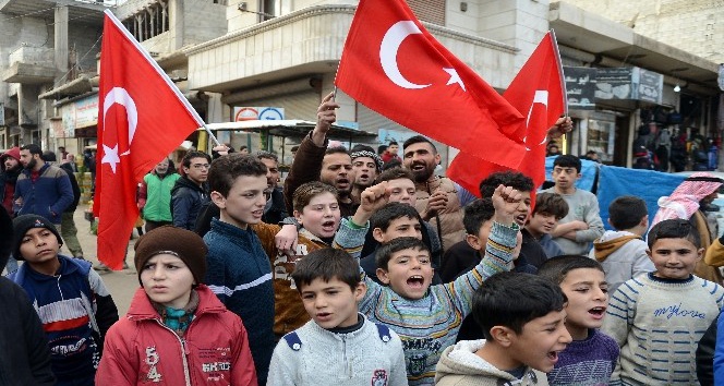 Fırat Kalkanı ile teröristlerden temizlenen Azez, Zeytin Dalı’na tanıklık ediyor
