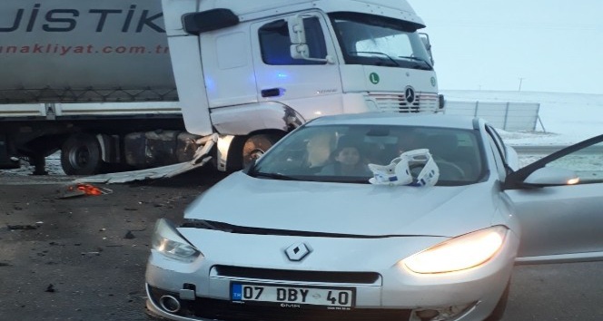 Otomobil ile tır çarpıştı: 1 ölü, 4 yaralı