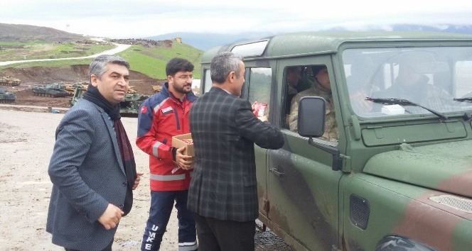 Sağlıkçılar Mehmetçiğe yerfıstığı dağıttı