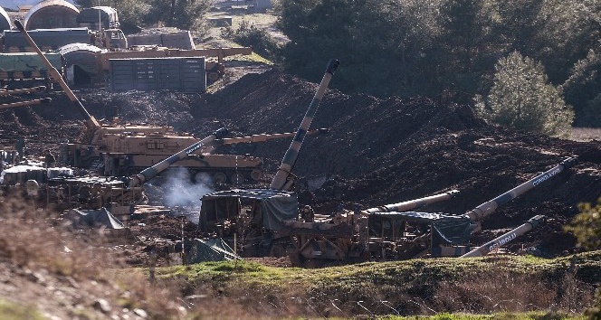 Obüsler Afrin’i bombardımana tutuyor