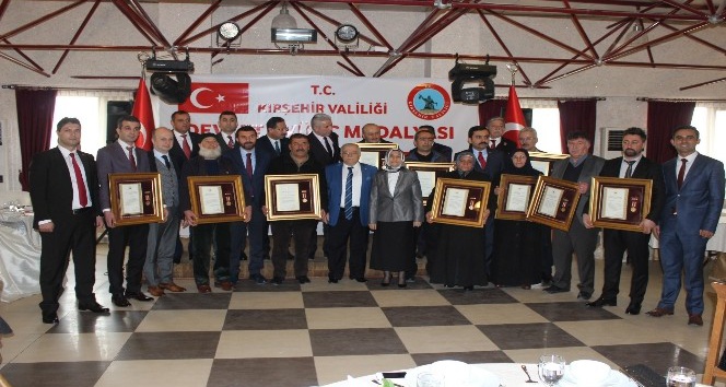 Şehit aileleri ve gazileri duygulandıran madalya