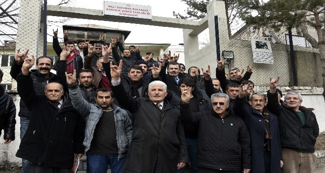MHP ve Ülkü Ocakları mensupları Gümüşhane’de gönüllü askerlik başvurusu yaptı