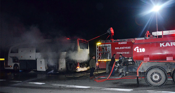 Seyir halindeki yolcu otobüsü yandı !