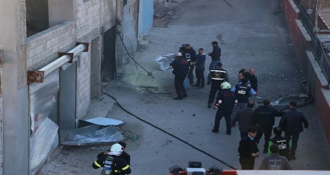 Kilis Valisi Mehmet Tekinarslan, roketlerin düştüğü yerlerde inceleme yapıyor