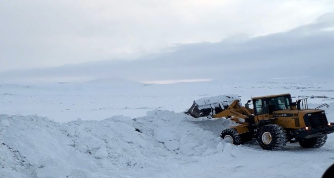 Özel İdare ekiplerinin köy yollarında karla mücadelesi