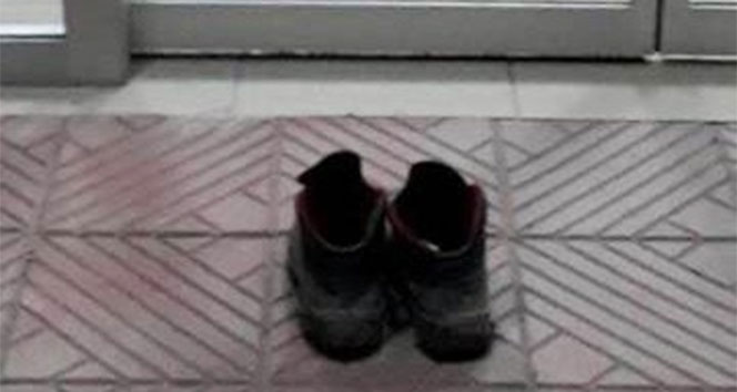 Hastaneyi kirletmemek için ayakkabılarını çıkardı
