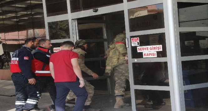 Çatışmada yaralanan 1 Türk askeri ile 4 ÖSO askeri Kilis’e getirildi