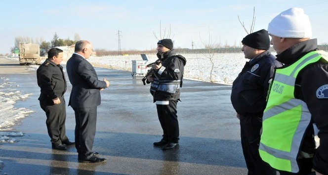 Vali Meral, polis ve jandarma uygulama noktalarını inceledi