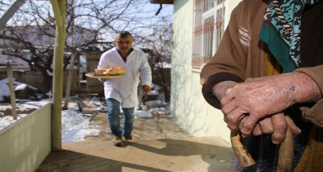Karaman’da belediye muhtaç 60 aileye günlük sıcak yemek veriyor