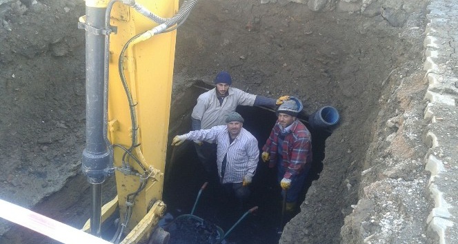 Simav Belediyesi, ilçe genelindeki tüm kanalları temizliyor