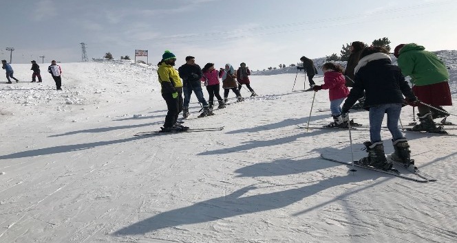 Sevgi Evlerinde kalan çocuklar kayakla tanıştı