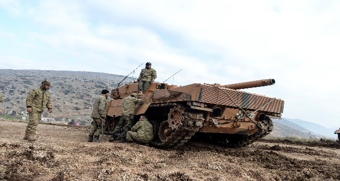 Üs bölgesindeki Türk tankları böyle fotoğraflandı