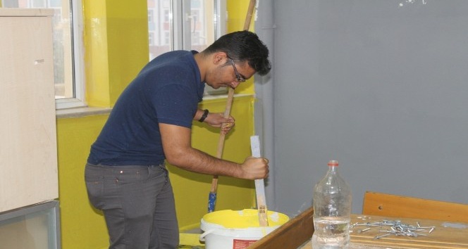 Silopi ilçesinde bulunan öğretmenler tatillerini sınıfları boyayarak geçiriyor