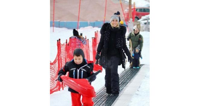 Manken Çağla Şikel, sömestr tatili için Palandöken’i tercih etti