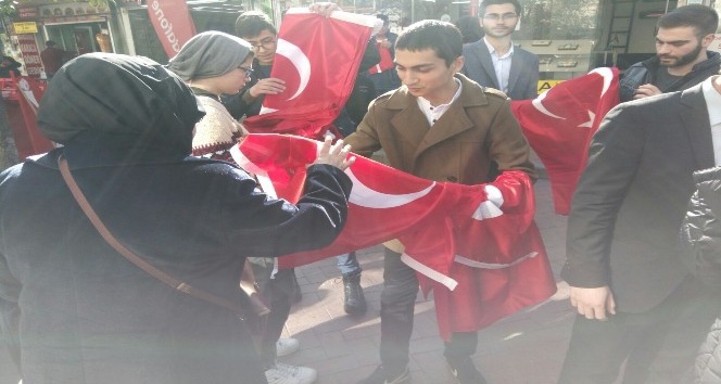 Isparta Ülkü Ocaklarından sınırsız Türk Bayrağı dağıtımı