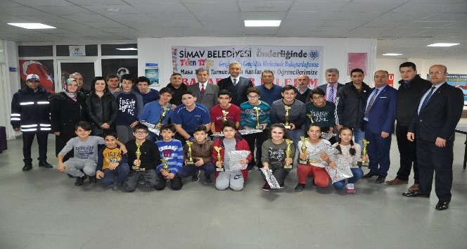 Simav Gençlik Merkezi’nde masa tenisi kupa töreni