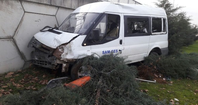 Giresun’da kontrolden çıkan minibüs viyadük duvarına çarptı: 2 yaralı
