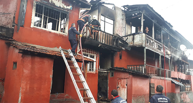 Baskentte korkutan yangın: 6 ev küle döndü