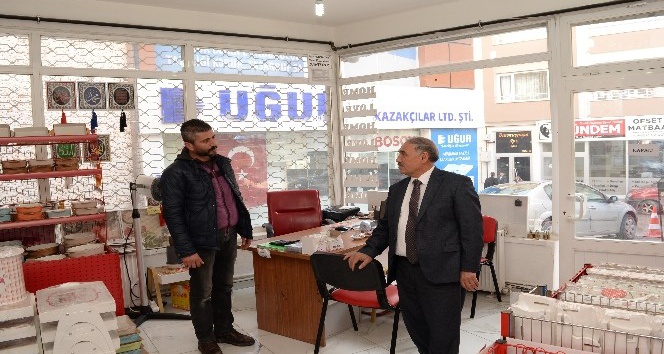 Niğde Belediye Başşkanı Özkan, vatandaşları  dinliyor