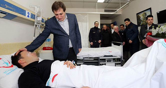 Bursa Valisi Küçük, bombalı saldırıda yaralanan polisi ziyaret etti