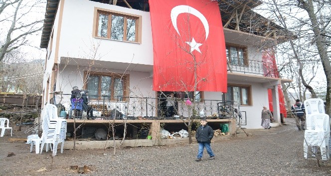 Şehit evinde acılı bekleyiş sürüyor