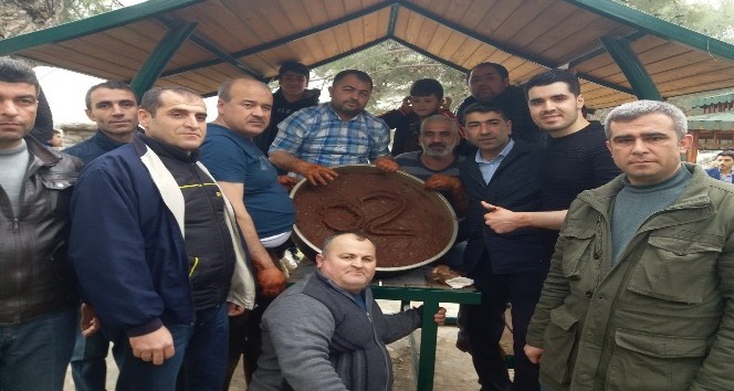 Adıyaman’dan Kilis’e gelip askerler için çiğ köfte yoğurdular