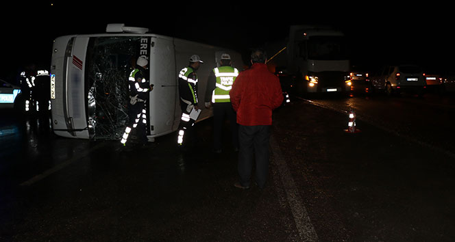 Zonguldak&#039;ta yolcu midibüsü devrildi: 1 ölü, 22 yaralı
