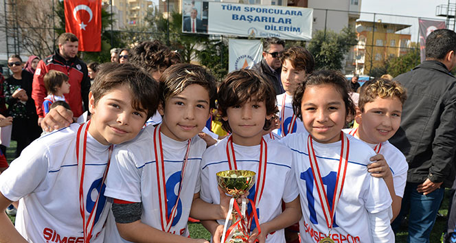 Muratpaşa&#039;da minik yıldızlar için futbol turnuvası düzenlendi