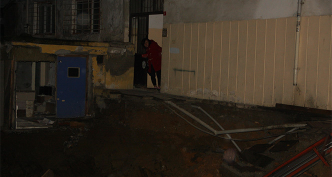 İstanbul Maltepe&#039;de bir binanın giriş merdiveni çöktü