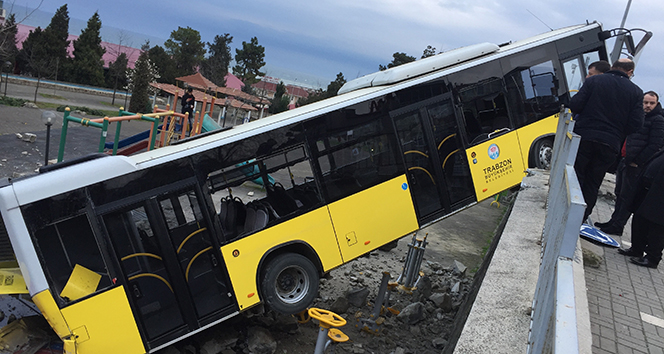 İhtiyaç molası için rampada bırakılan belediye otobüsü kayarak çocuk parkına düştü