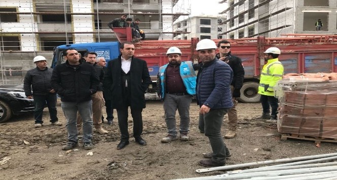 Başkan Bedirhanoğlu, yapımı devam eden konutları inceledi